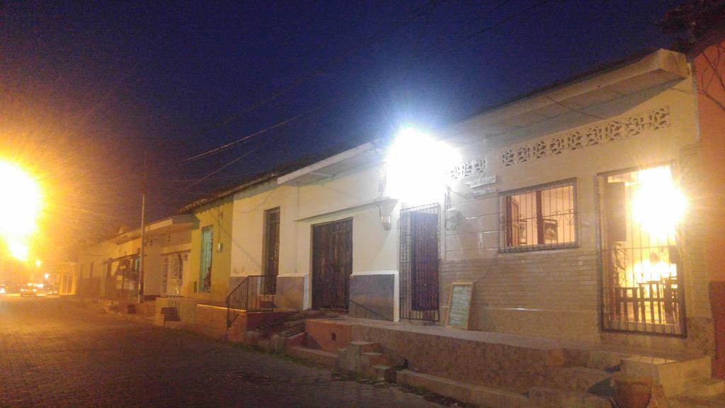 Casa Nica Leon Hostel Exterior foto